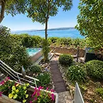Golden Oasis Holiday home